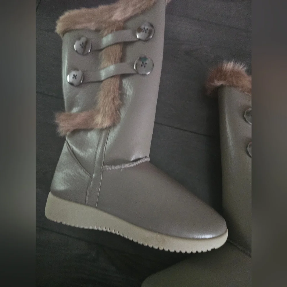 SilverDew Gray Faux Fur Lined Winter Boots Triple Button Cozy Women's Size 6